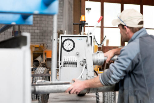 Домкрат для натягивания стальных прядей и арматуры